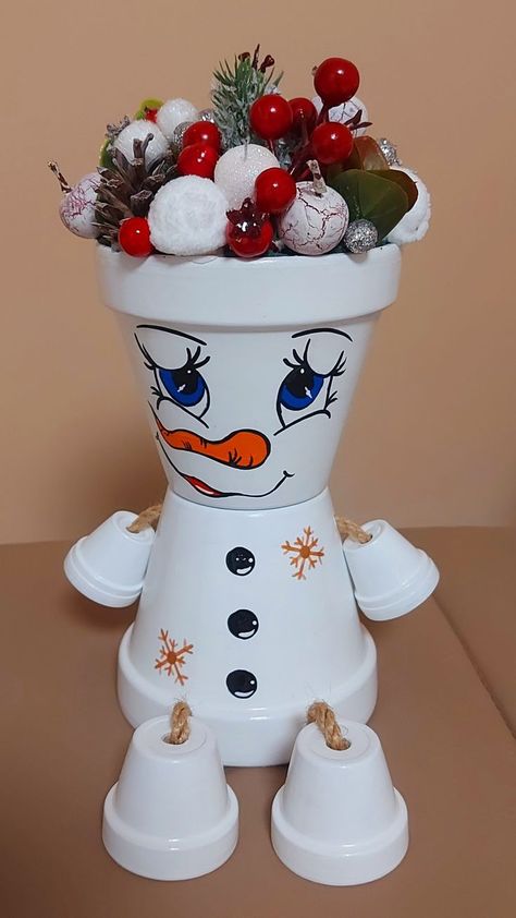 Diy Painted Clay Pots, Christmas Pot People, Clay Pot People Ideas, Clay Pot Christmas Crafts, Pot People Ideas, Christmas Clay Pots, Plant Pots Crafts, Terra Cotta Pot Crafts Diy, Snowman Crafts Diy