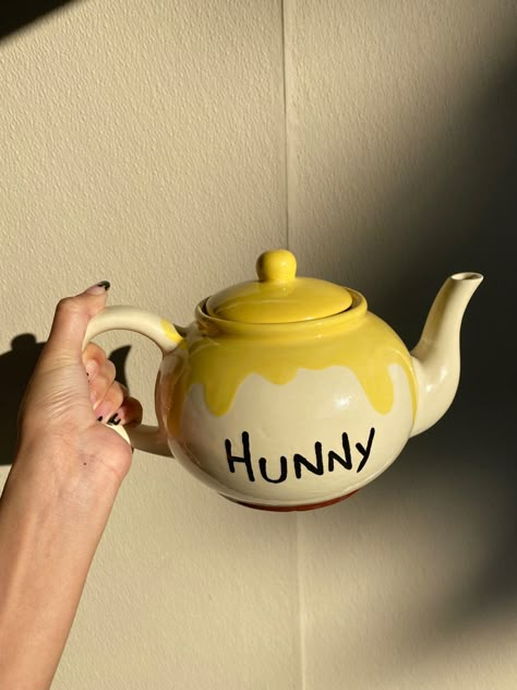 A cream colored tea pot with a honey drip effect on the rim. With the words “Hunny”. Winnie the Pooh Inspired tea pot. Tea Pot Clay Ideas, Pottery Painting Ideas Teapot, Tea Pot Pottery Ideas, Pottery Tea Pot Ideas, Tea Pot Pottery Painting Ideas, Winnie The Pooh Pottery Painting, Painted Teapot Ideas, Tea Pot Ceramic Ideas, Teapot Ceramic Ideas