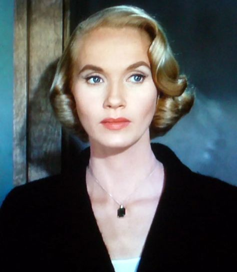 Eva-Marie Saint in Alfred Hitchcock's North by Northwest (1959) Eva Marie Saint North By Northwest, Eva Marie Saint, Portraits Female, Old Hollywood Actresses, North By Northwest, Eva Marie, Lauren Bacall, Eva Green, Vintage Hair