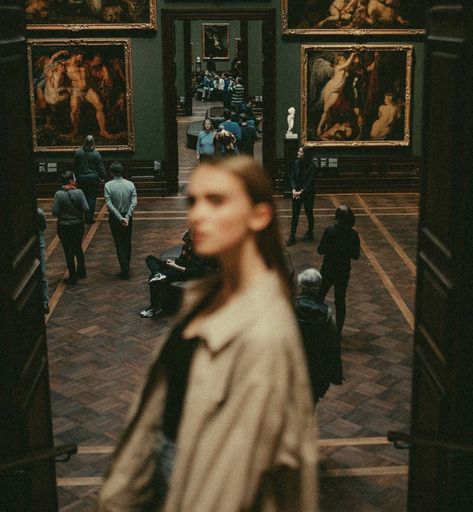 Museum Photography, Galleria D'arte, Shotting Photo, Foto Poses, Dark Academia Aesthetic, Jolie Photo, Photography Inspo, Aesthetic Photo, Aesthetic Photography