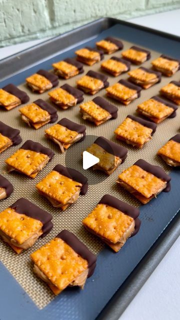 Sophie Knauer | Dangthatssweet on Instagram: "Cheez-It Butterfinger bites are made from Cheez-It’s, peanut butter, and chocolate! They’re crunchy, sweet, and actually taste like a Butterfinger! 😍  Comment the word “butterfinger” below to get the full recipe sent to your DM’s, or visit my website, dangthatssweet.com 🤩  #butterfinger #cheezits #nobakedessert #snackideas #easyrecipes" Butterfinger Bites, Cookie Dough Bark, Butterfinger Bars, Candy Treats, Peanut Butter And Chocolate, Caramel Brownies, Peanut Brittle, Cracker Recipes, Cookie Icing