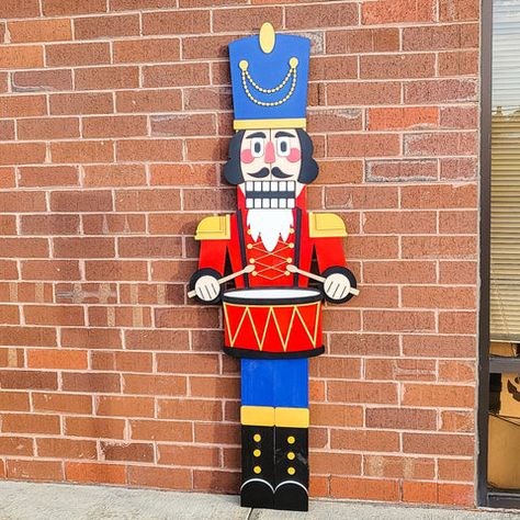 Christmas Nutcracker Porch Leaner | DIY Welcome Sign – Kim & Garrett Make It! Giant Nutcracker Diy, Life Size Nutcracker, Door Leaners, Large Nutcracker, Diy Welcome Sign, Porch Leaners, Holding Sign, Halloween Party Activities, Xmas Toys