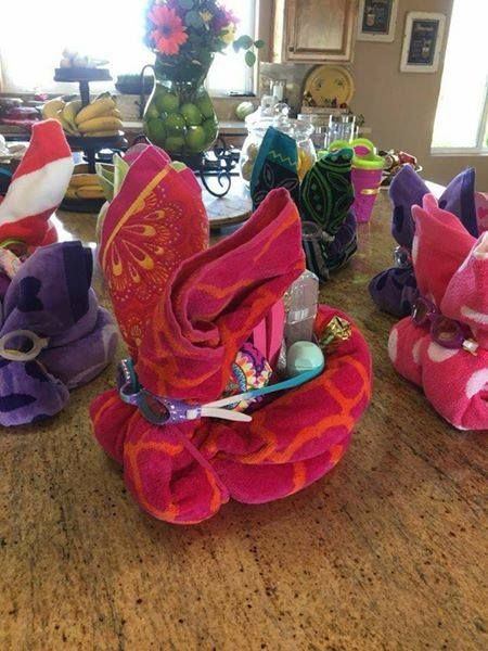 Beach Towel Bunnies...these are the BEST Easter Basket Ideas! Beach Easter Basket, Pool Easter Basket, Beach Towel Easter Basket, Towel Easter Baskets, Minnie Mouse Easter Basket, Creative Easter Basket Ideas, Tutu Easter Basket, Creative Ideas For Kids, Candy Baskets