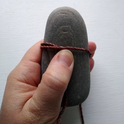 stonewrap5 Rock Wrapping Diy Tutorial, Stone Wrapping Macrame, Stone Weaving, Diy Stone Wrapping, Stone Wrapping Tutorial, Rock Wrapping, Beach Rock Art, Wrapped Rocks, Leather Bracelet Tutorial