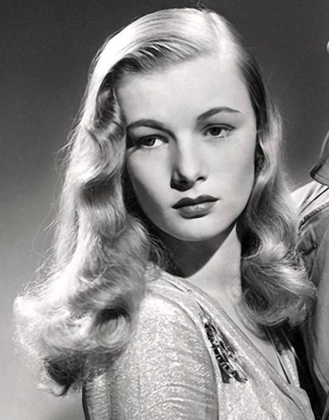 Veronica Lake Actress Veronica Lake Hair, Cabelo Pin Up, The Veronicas, Lake Hair Styles, Victory Rolls, 1940s Hairstyles, Veronica Lake, Vintage Versace, Actrices Hollywood