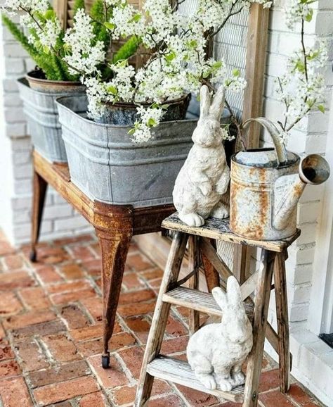 Handmade Garden Decorations, Easter Porch Decor, Homemade Garden Decorations, Easter Outdoor, Farmhouse Pictures, Spring Porch Decor, Vibeke Design, Cottage Porch, Cottage Decorating