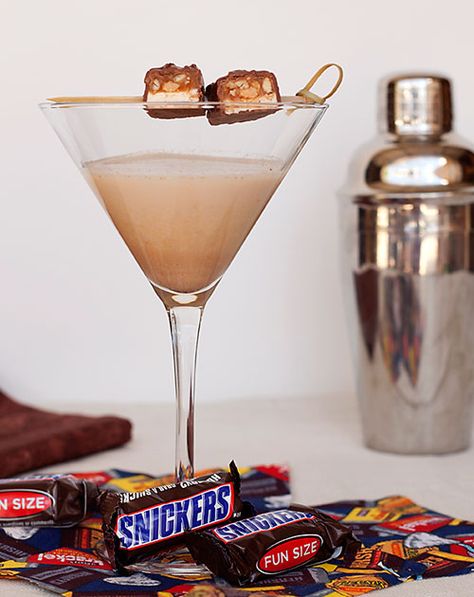 Snickers Martini Recipe, Snickers Martini, Snickers Ice Cream, Pour Decisions, Homemade Lemonade Recipes, Candy Cocktails, Bar Cocktails, Chocolate Liqueur, Martini Recipes