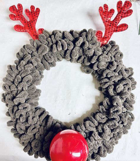 Dollar Tree Reindeer, Holiday Wreath Craft, Candy Wreath Christmas, Reindeer Wreath, Loopy Yarn, Pom Wreath, Dollar Store Christmas Crafts, Candy Wreath, Rudolph The Red Nosed Reindeer