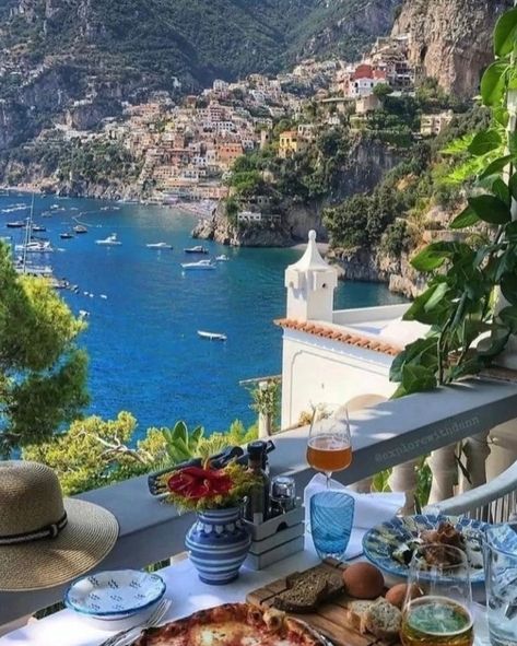 mentally here 🥖🍝🍷🍶⛱️☀️🌊 Amalfi Coast Restaurants, Italian Bistro, Italy Tourism, Italian Life, Italy Landscape, Italy Food, Italy Tours, Italy Photo, Visit Italy