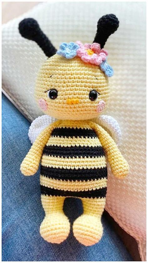 Crochet Bee Free Pattern Crochet Bee Amigurumi, Crochet Bee Pattern Free, Crochet Bee Applique, Bee Crochet Pattern, Amigurumi Bee, Crochet Applique Patterns Free, Crochet Toys Free Patterns, Bee Free, Bee Toys