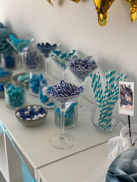 Noahs barnedåb med blåt tema #barnedåb #pynt #candybar #cake Pynt købt på luxit.dk og søstrene grene. Kage af privatperson. Slik fra slikbilen.dk 💙 Mamma Mia Sweet Sixteen, Blue Disco Birthday Party, Blue Theme Party Decorations, Birthday Party Blue Theme, Places To Have A Birthday Party, Mamma Mia Food, Mamma Mia Birthday Party 17, Blue Party Aesthetic, Mamma Mia Birthday Party Ideas