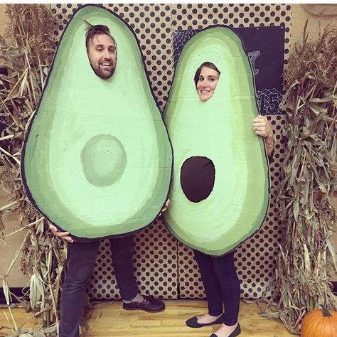 Avocado couples (and baby) costume Pregnant Halloween Costumes, Duo Costumes, Pregnant Halloween, Baby Costumes, Diy Costumes, Happy Holidays, Avocado, Halloween Costumes, Halloween