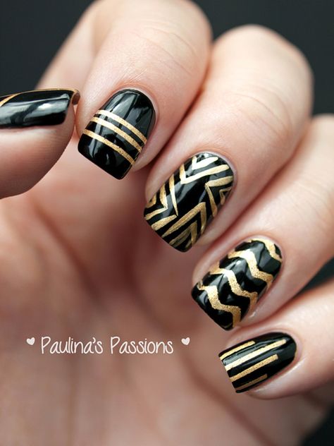 ideas for football game spirit (black and gold) Gold Nail Polish Designs, Striped Nail Designs, Rock Nails, Black Gold Nails, Nail Art Stripes, Gold Nail Polish, Gold Nail Designs, Gold Nail Art, Colorful Nail Art