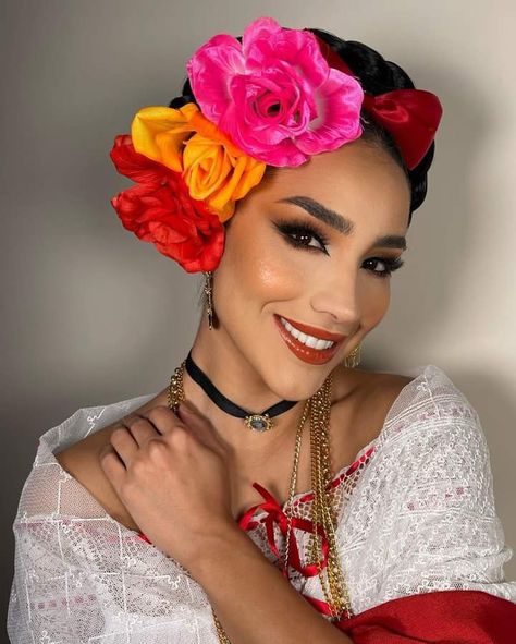 Ballet Folklorico Makeup, Mexican Makeup Look Traditional, Folklore Makeup, Folklorico Makeup, Latina Photoshoot, Mexican Makeup, Outfit Mexicano, Mexican Hairstyles, Ballet Folklorico