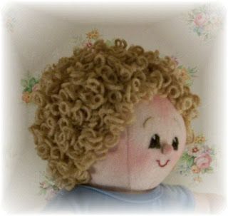 Karens Kids: Curly Doll Hair At Last Hair Tutorial Curls, Doll Hair Tutorial, Curly Doll Hair, Crochet Doll Hair, Rag Doll Hair, Raggy Dolls, Rag Doll Patterns, Yarn Wig, Cloth Doll Patterns