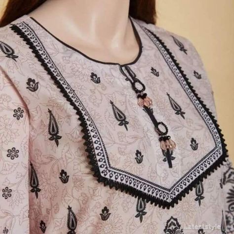 Gol Neck Designs For Suits, Lace Design On Printed Suits, Suit Neck Design, Simple Neck Design, Designs Kurti, Suit Neck, Simple Dress Casual, Gala Design, Lace Dress Design