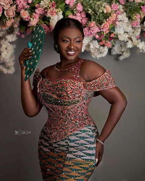 Kente Dress Styles Classy, African Print Wedding Dress, Kente Designs, Bridal Fan, Cloth Ideas, Nigerian Dress, Kente Dress, Traditional African Clothing, Wedding Shoots