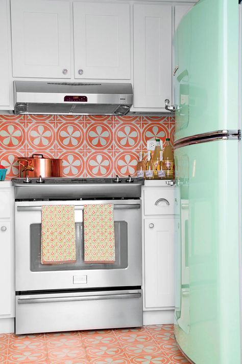 Punchy Pastels Beach Kitchen Backsplash, Pool House Kitchen, Kemble Interiors, Tropical Kitchen, Preppy Kitchen, Retro Appliances, Coastal Interiors Design, Beach Kitchens, Kitchen Tiles Backsplash