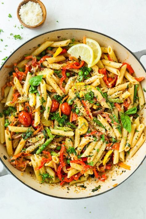 This pasta primavera recipe is the perfect summer night dinner! Full of fresh veggies and loaded with flavor! #primavera #pastarecipe #pastaprimavera Summer Pasta Primavera, Spring Pasta Primavera, Pasta Primavera Recipes, Summer Night Dinner, Easy Pasta Primavera, Primavera Recipe, Pasta Primavera Recipe, Spring Pasta, Oh Sweet Basil