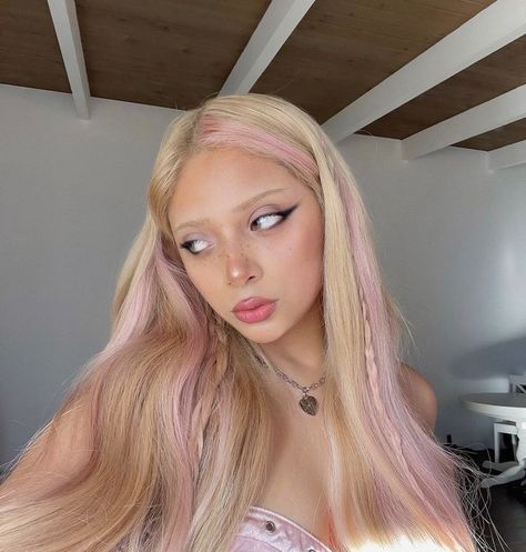 Pastel Pink Tips Hair, Pink Blonde Aesthetic, Platinum With Pink Highlights, Blonde With Streaks Of Color, Light Blonde Hair With Pink Highlights, Coloured Hair Inspiration, Blonde And Pastel Pink Hair, Ash Blonde With Pink Highlights, Baby Pink Highlights In Blonde Hair