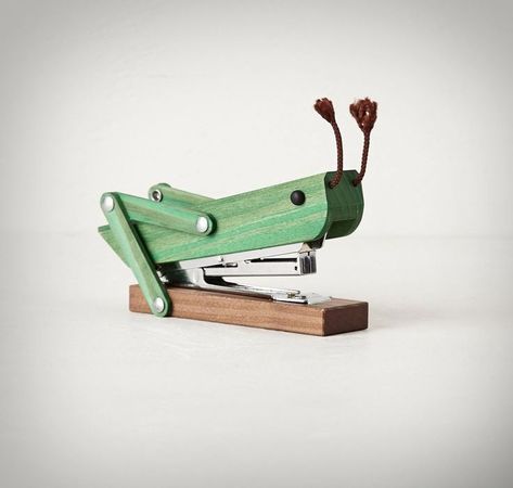 The grasshopper stapler is a stapler that you would put on your desk at work and never use. It's basically something that you would put on your desk for everyone to see as they pass by and make them t... Unique School Supplies, Funny Office Supplies, Unusual Gifts For Women, Pretty Office Supplies, Office Toys, Office Gadgets, Cool School Supplies, Inspired Interiors, Weird Gifts