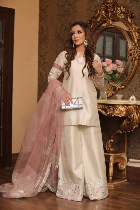 Shadi Dresses Simple, Cloth Styling, Kurta Ideas, Shadi Dresses, Pakistani Formal Dresses, Pakistani Wedding Outfits, Pakistani Fancy Dresses, Pakistani Dresses Casual, Pakistani Fashion Party Wear