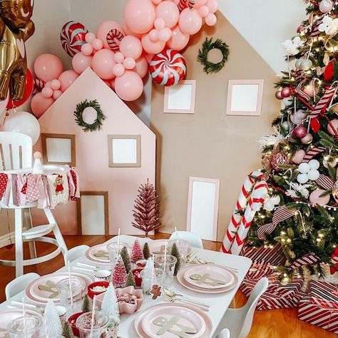 Christmas Themes Gingerbread, Gingerbread Party Backdrop, Christmas Tea Party Birthday, Christmas Party Birthday, Ginger Bread Birthday Party Ideas, Sweet One First Birthday Christmas, Christmas Birthday Decor Ideas, Christmas Themed Kids Birthday Party, Christmas Theme One Year Birthday