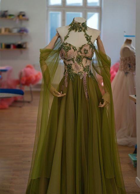 Medieval Fairy Dress, Fantasy Green Dress, Green Fairytale Dress, Fantasy Dress Green, Mother Nature Dress, Druid Dress, Medieval Outfit Women, Chotronette Dresses, Vine Dress