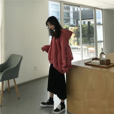 Hoodie With Long Skirt, Oversized Hoodie And Skirt Outfit, Hoodie And Skirt Outfit, Rok Midi, Korean Outfit Street Styles, Frock Fashion, Clothes Korean Style, Skirt And Sneakers, Korean Girl Fashion