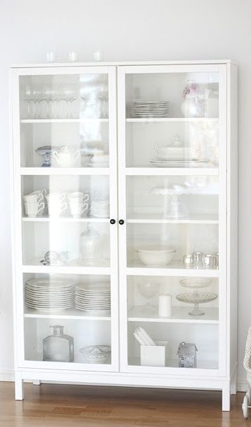 I'm thinking paint my Momma's cabinet that is out in the garage and use it in my new craft space. Crockery Cabinet, White Interior Design, Casa Vintage, Glass Cabinet, Cabinet Organization, Style At Home, Glass Doors, White Interior, Home Fashion