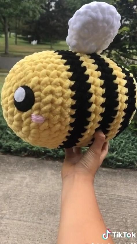 Amiguri Crochet, Sweet Snuggles Yarn, Giant Crochet, Bee Pillow, Big Crochet, Diy Sy, Crochet Bee, Kawaii Crochet, Crochet Pillow