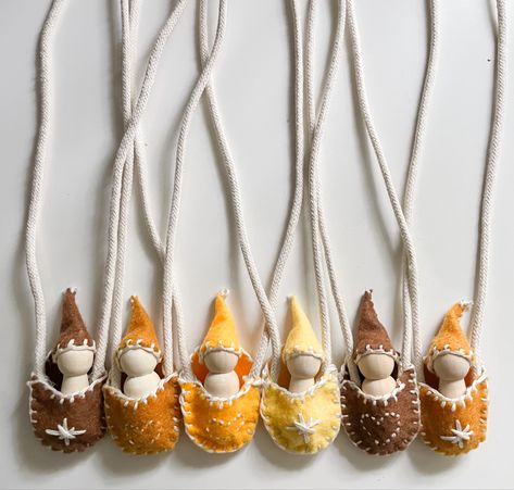 Fun pocket sized gnome peg doll necklaces Peg Doll Necklace, Acorn Dolls, Peg Gnomes, Gnome Party, Diy Gnome, Fairy Tea Parties, Preschool Planning, Waldorf Crafts, Felt Necklace