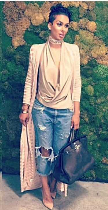 My mom loves fashion and she loves ripped jeans. With some high heels and I cute purse. Outfits With Denim Heels, Ripped Jeans And Heels, Stylish Jeans Outfit, Laura Govan, Look Office, Diva Style, Cute Purse, Instagram Videos