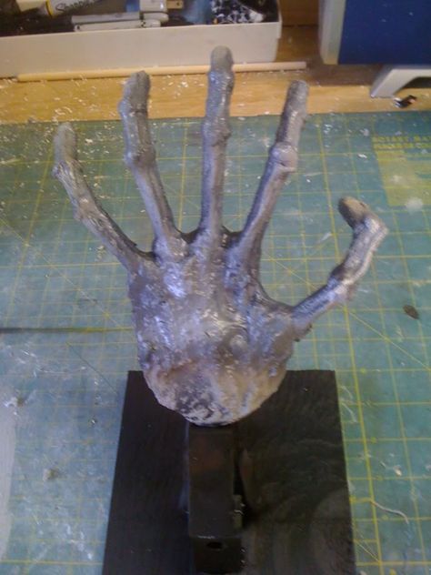 Cheap and easy Skeleton hands Prop Building, Pvc Crafts, Zombie Decorations, Bad Christmas, Boo Board, Halloween Forum, Halloween Props Diy, Halloween Iii, Halloween House Party