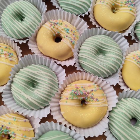 O charme do tradicional que encanta todo mundo! Solicite seu orçamento, link na bio! #minidonuts #minicakedonuts #donuts #tradicional #rosa #verde #amarelo #azul #candycolor #reels #fyp #explorar Mini Donuts, Donuts, Cake