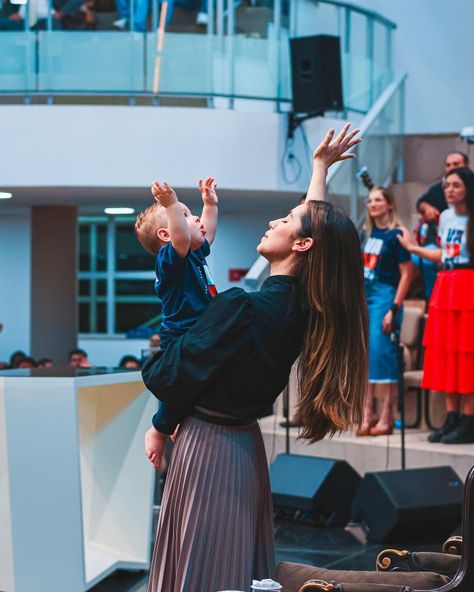 Godly Family Aesthetic, Family At Church Aesthetic, Church Family Aesthetic, Godly Man Aesthetic, Future Lifestyle Goals, Christian Mom Aesthetic, Christian Family Aesthetic, Familia Aesthetic, Family At Church