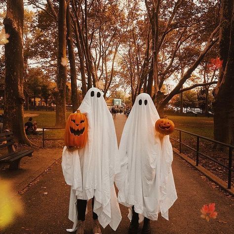 Days Until Halloween, Ghost Photography, Halloween Photography, Halloween Photoshoot, Halloween Inspo, Spooky Scary, Halloween Photos, Halloween Pictures, Halloween Town