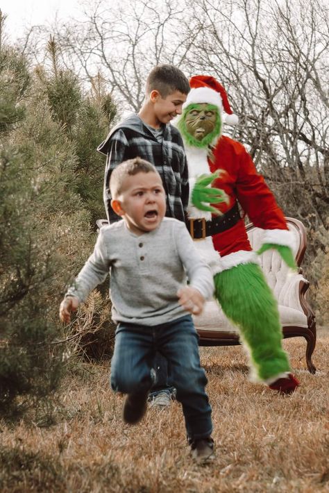 Funny Grinch Photoshoot, Grinch Photoshoot, Chess Photography, Funny Grinch, Grinch Hand, Grinch Hands, Christmas Pics, Hand Photo, Baby Christmas