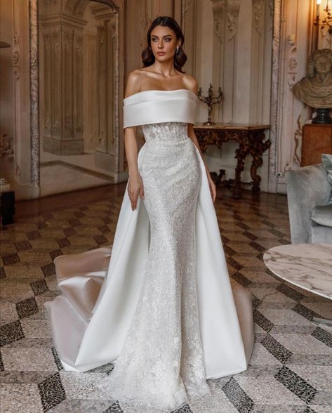 White sheath wedding ball gown, fully embroidered, off-the-shoulder, long detachable satin skirt. Detachable Train Wedding Dress, Satin Bridal Gowns, Bride Dress Simple, Embroidered Wedding Dress, Off Shoulder Wedding Dress, Classy Wedding Dress, Stylish Wedding Dresses, Wedding Ideas Dresses, Fancy Wedding Dresses