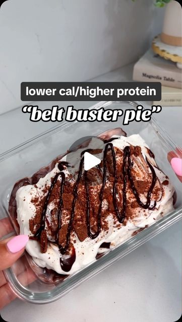 MaKayla Kim Thomas on Instagram: "In KY we call this “belt buster pie” 🤪 but you know I had to make it lower cal + higher protein 👏🏼👏🏼   You can use the little chocolate crackers I used or Oreo thins work perfectly here too!   Oreo parfait is from my balanced bites cookbook 🩷   when you’re ready to eat food you love (in a way that’s NOT miserable)—I got you 👉🏼 digital cookbooks + fitness plans here makaylathomas . com  #lowcaloriedesserts #healthydesserts #healthysnacks #lowcaloriesnacks #nobakedesserts #highproteindesserts #healthymeals #easydesserts" Low Cal High Protein Recipes Dessert, Makayla Thomas Recipes Dessert, Bariatric Dessert Recipes, Makayla Thomas Breakfast Recipes, Makayla Thomas Fit Recipes Dessert, Low Cal Desserts, Makayla Thomas Fit Recipes Lunch, Makayla Thomas Meal Prep, Makayla Thomas Fit Recipes