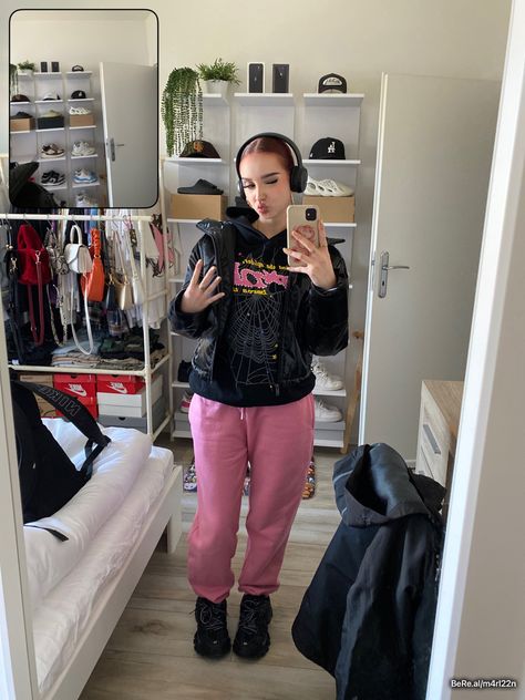 streetwear streetstyle fashion cyber y2k oversized sweatpants sweatsuit spider youngthug shiny puffer jacket headphones outfit balenciaga track runner bereal Uni Fits, Pretty Fits, Outfits Baddie, Cozy Outfits, Future Outfit, Winter Fits, Cozy Outfit, Airport Outfit, Pink Outfit