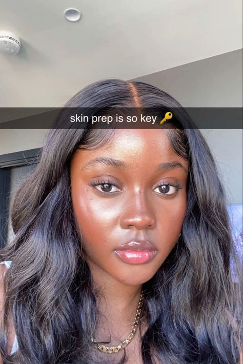 Dark Skin Soft Makeup, Dark Skin Everyday Makeup, Dewy Skin Black Women, Coquette Makeup Dark Skin, Light Makeup Looks, Pretty Darkskin Girls Aesthetic, Dark Skin Beauty, Ethereal Makeup, Makeup For Black Women