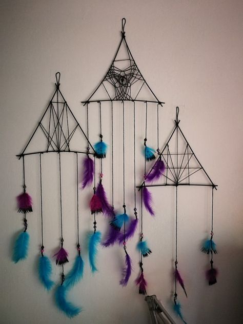 #dreamcatcher #dreamcatcherdiy #dreamcatchertriangle #diy #purple #blue #diydreamcatcher #triangle #triangledreamcatcher #summerdiy #black #homemade Aztec Garden, Triangle Dream Catcher, Purple Dream Catcher, Dream Catcher Tutorial, Dream Catcher Art, Dream Catcher Craft, Witchy Crafts, Diy Mobile, Yarn Wall Hanging