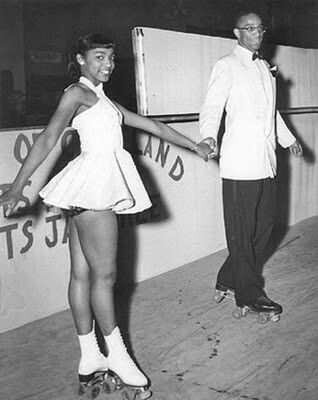 Roller rink (1950s) Disco Roller Skating, Roller Skating Outfits, Girls Roller Skates, Roller Skates Vintage, African American Fashion, Roller Rink, Vintage Skate, Roller Disco, Skate Girl