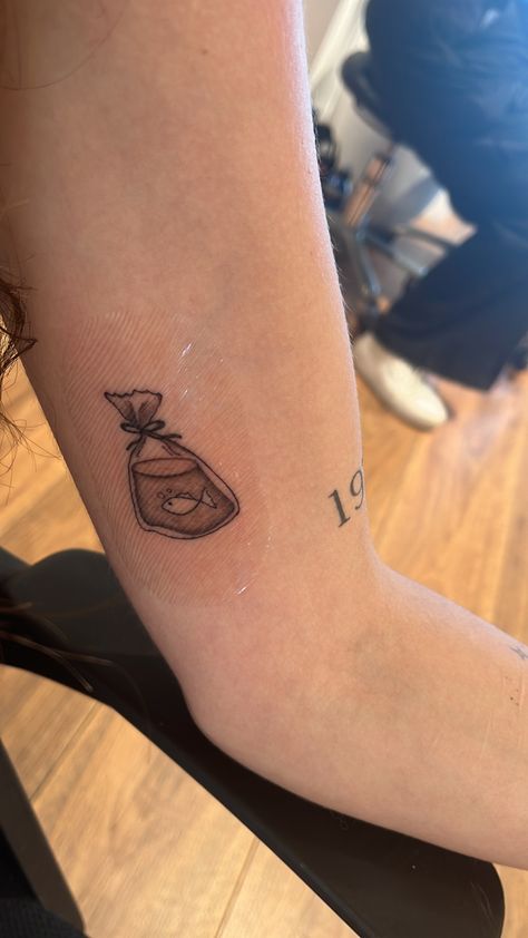 Small fine line tattoo nemo inspired Finding Nemo Tattoos, Fish In A Bag Tattoo, Fishbowl Tattoo, Puffer Fish Tattoo, Finding Nemo Tattoo, Nemo Tattoo, Small Fish Tattoos, Bag Tattoo, Goldfish Bowl