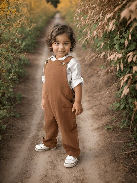 little boy wearing a white sports linen shirt and brown linen overalls. poses smiling on a path in the countryside Jumpsuit Summer Outfit, Summer Outfit Vintage, Vintage Baby Boy Clothes, Toddler Jumpsuit, Vintage Baby Boys, Toddler Photos, Boho Beach Wedding, Baby Boy Clothing Sets, Linen Romper