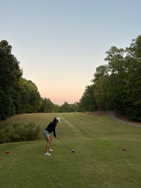 Golf outfit cute night golf sunset Golf Astethic, Golf Aesthetic Woman, Golfing Aesthetic, Golf Sunset, Golf Aesthetics, Golf Pics, Golf Aesthetic, Golf With Friends, Golf Girl