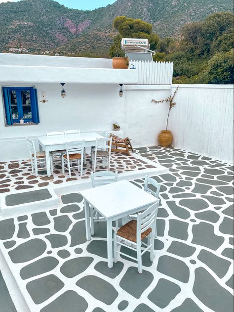 Restaurant in Greece Greece Design Interior, Greece Garden Ideas, Greek Flooring, Greek Garden Ideas, Greek Terrace, Greece Cafe, Rooftop Restaurant Design, Terrace Floor, Greek Decor