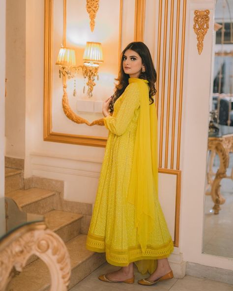 Muzna Masood Malik, Stylish Pose, Modest Dressing, Shoes Guide, Pakistani Party Wear Dresses, Hijab Beauty, Everyday Math, Eid Dress, Pakistan Dress