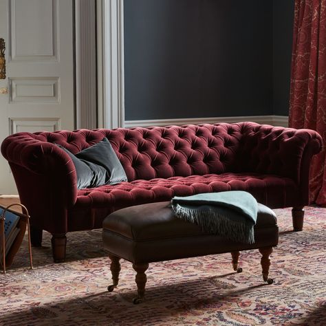 Burgundy Sofa, Sofa In Living Room, Chesterfield Sofa Living Room, Burgundy Sofas, Burgundy Living Room, Velvet Chesterfield, Velvet Chesterfield Sofa, Modern Classic Interior, Pretty Furniture